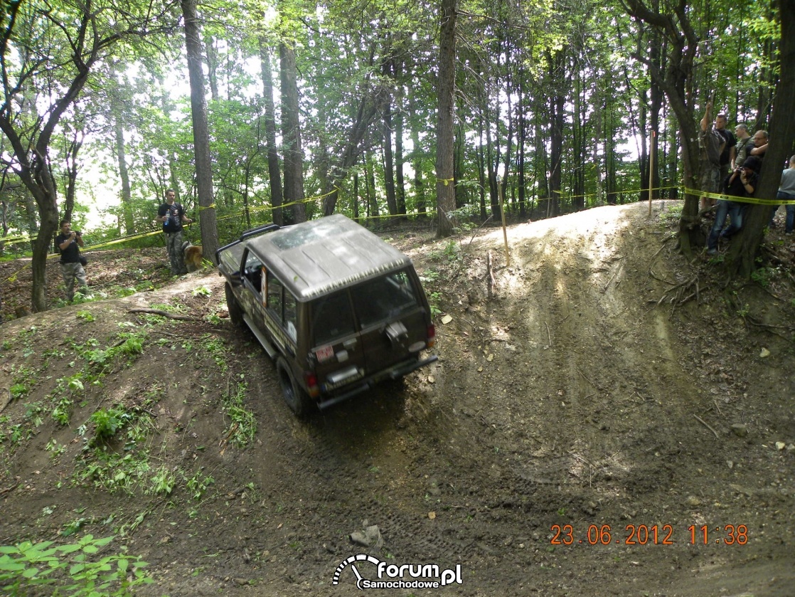 Nissan Patrol w leśnym off-road