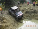 Suzuki Samurai, przejazd przez rów z błotem