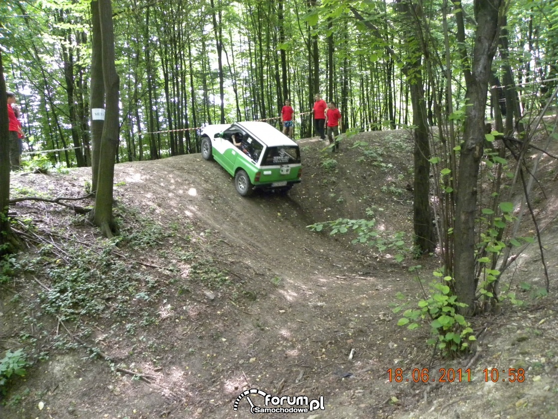 Suzuki Vitara pokonuje wzniesienie