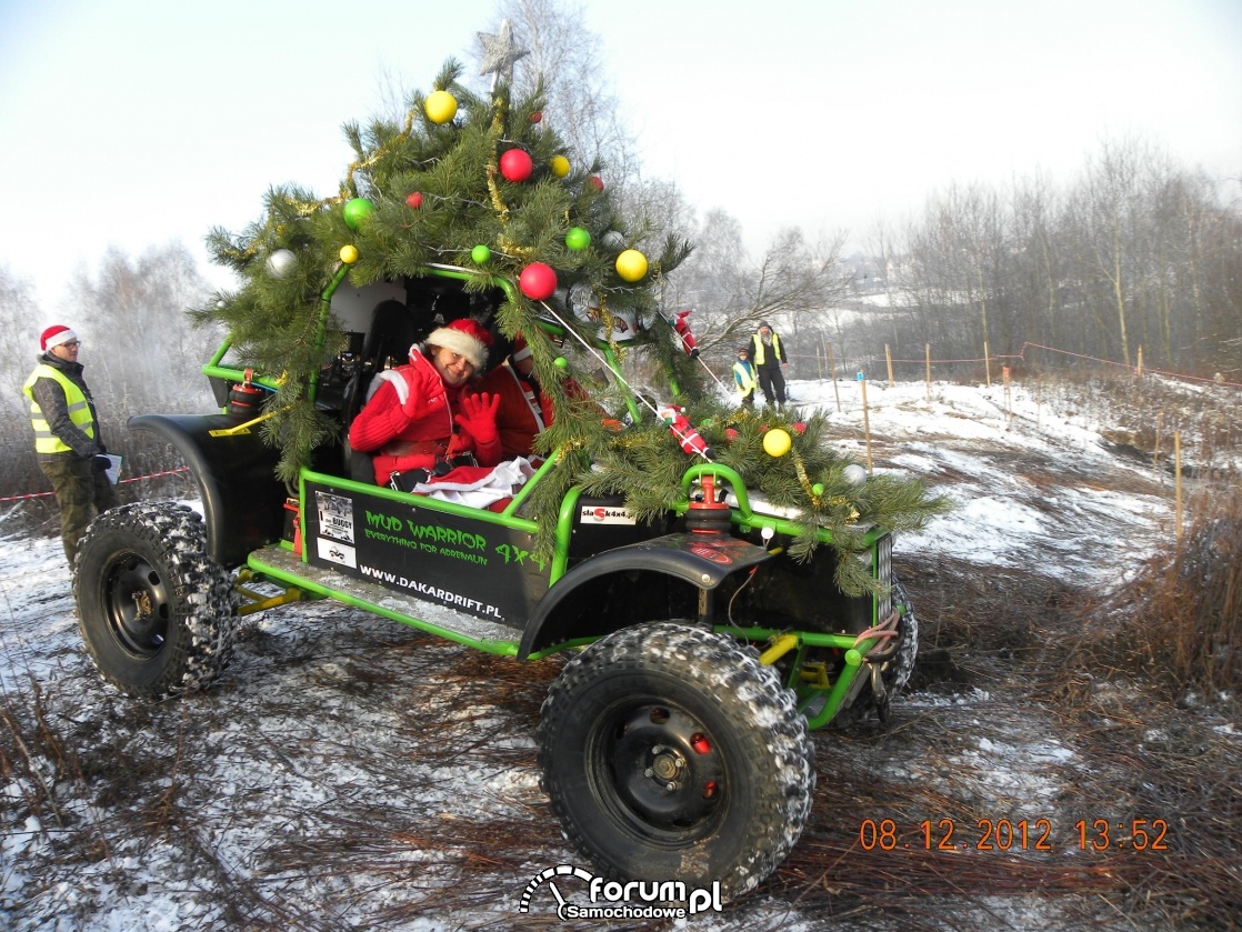Świąteczny Off-road, terenowe auto w przebraniu