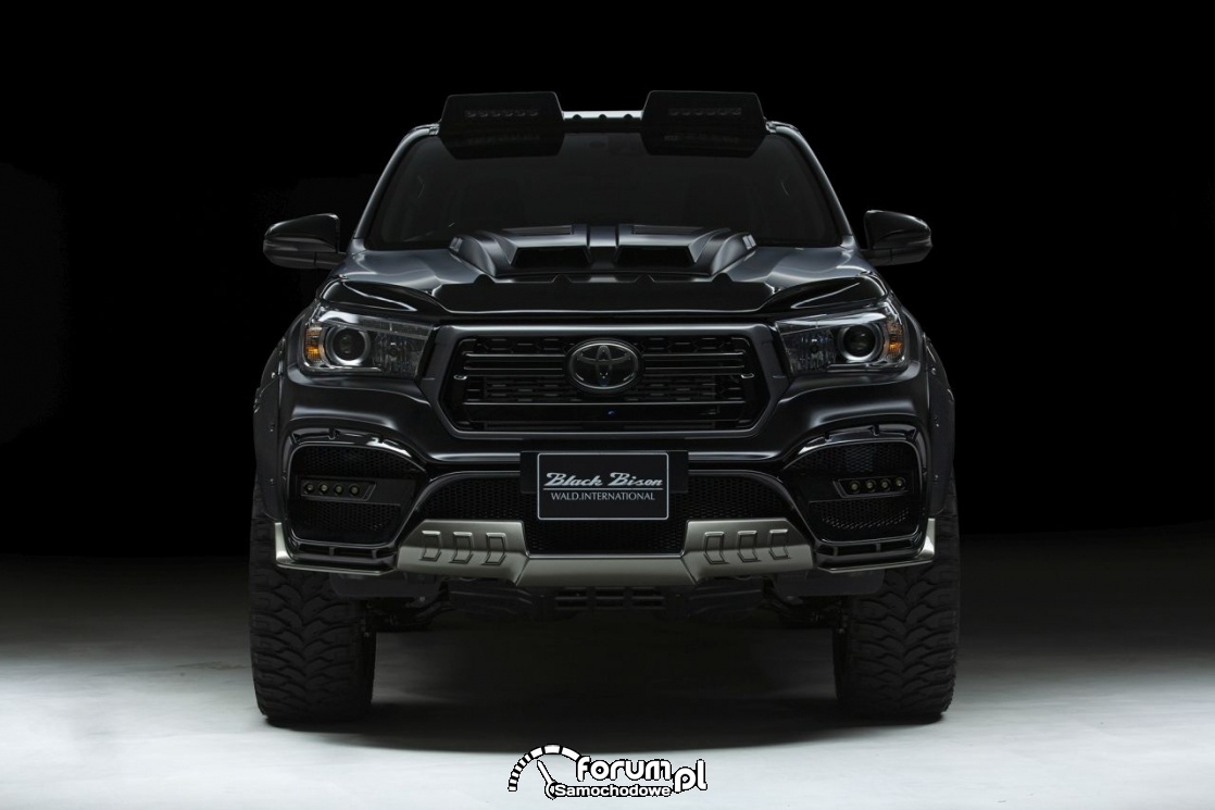 Toyota Hilux Sports Line Black Bison Edition, przod