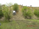 Toyota Land Cruiser na stromym kamienistym zboczu