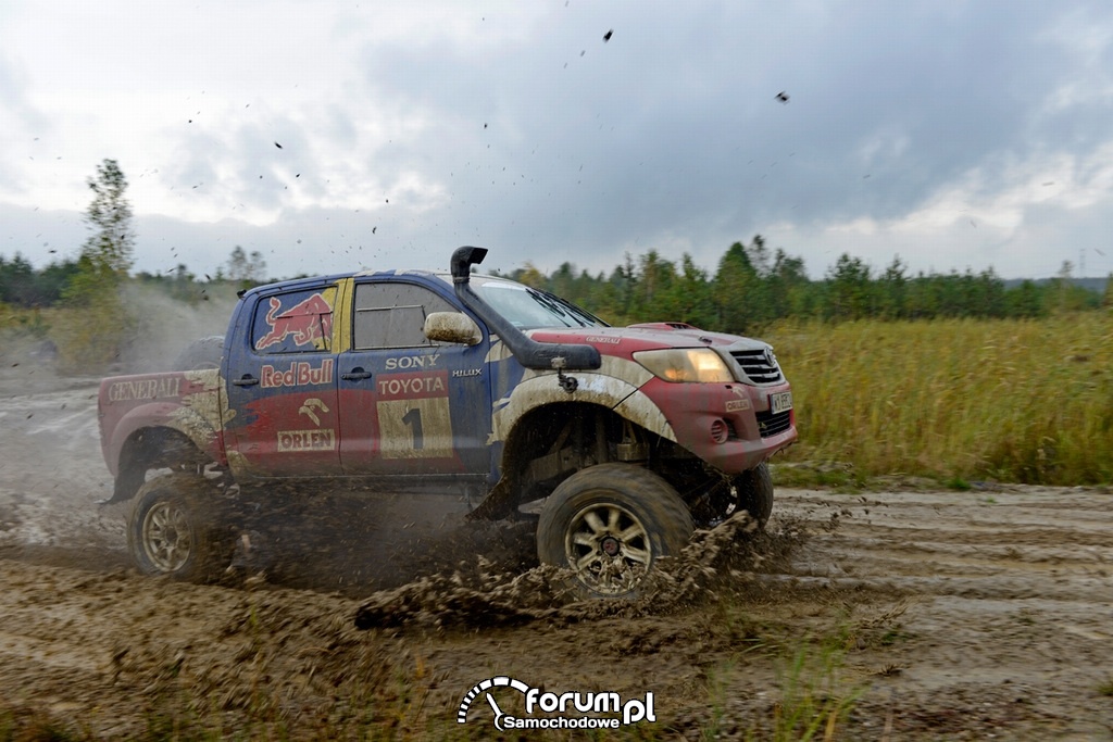 Treningowa Toyota Hilux Adama Małysza, błoto, off-road