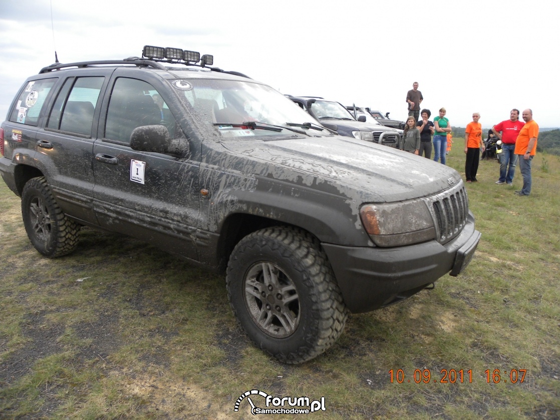 Ubłocony i brudny Jeep Grand Cherokee zdjęcie Offroad 4x4