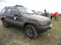 Ubłocony i brudny Jeep Grand Cherokee