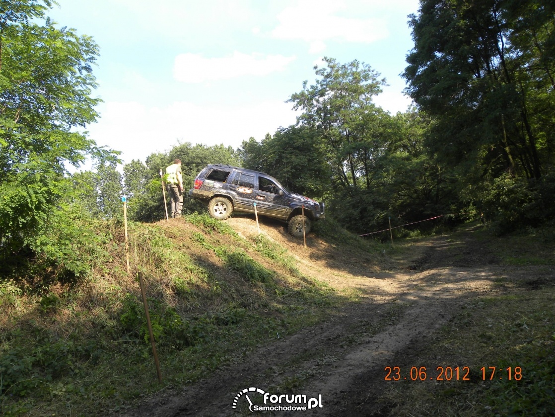 Zjazd ze stromego pagórka, Jeep Grand Cherokee