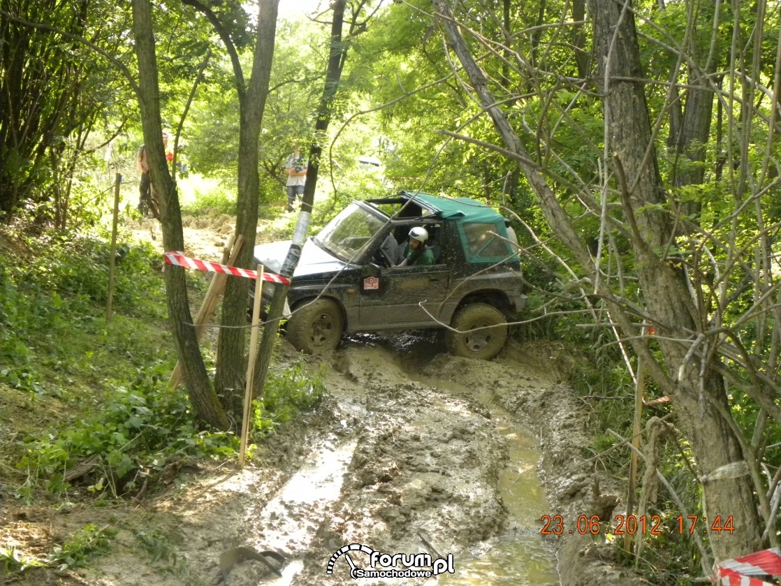 Zmagania z błotem w Suzuki Vitara