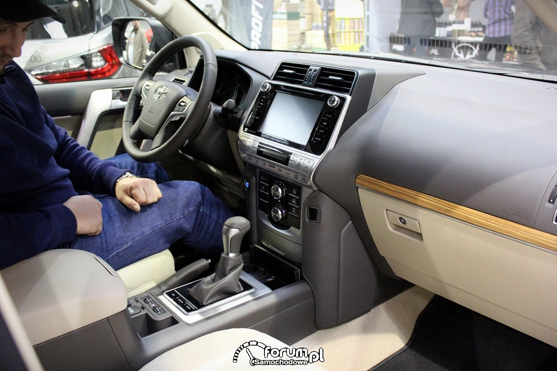 Toyota Land Cruiser, 2017, wnętrze, 2