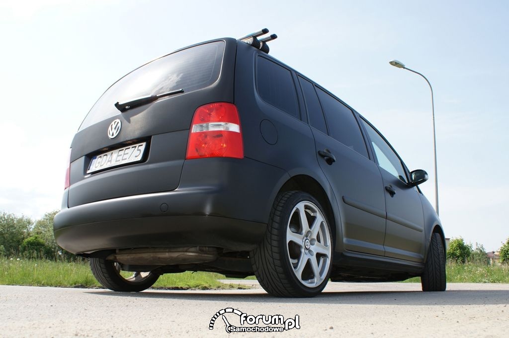 VW TOURAN CZARNY MAT zdjęcie Oklejanie samochodów