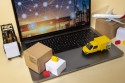 Miniatura samochodu dostawczego, laptop