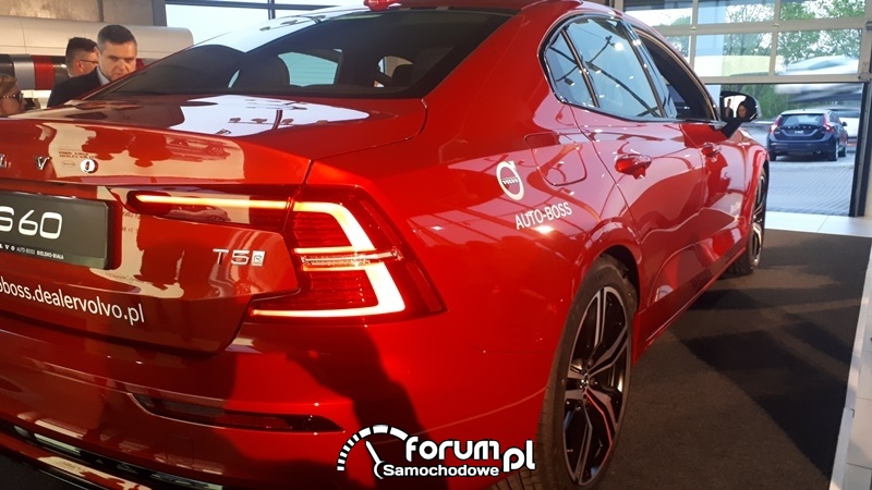 Volvo S60 T5 R-Design, linia boczna