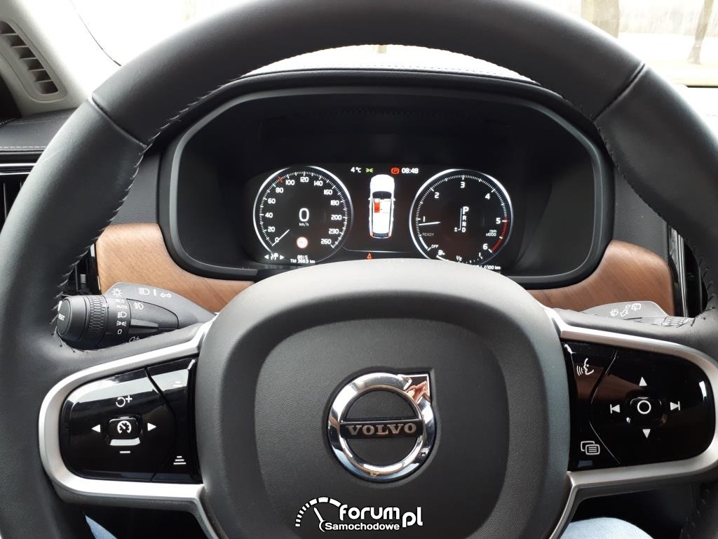 Volvo V90, multimedialna kierownica, licznik