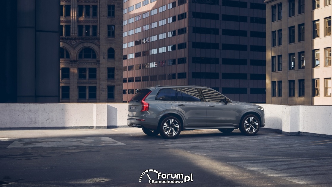 Volvo XC90 B5 R-Design 7 osobowy, bok