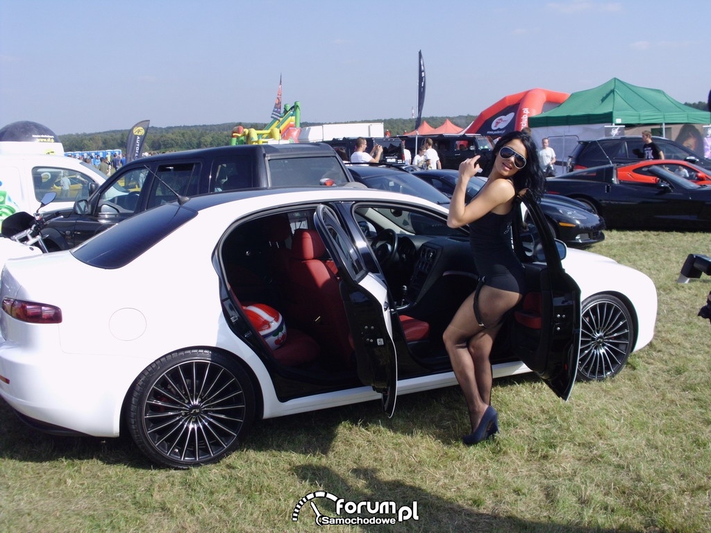 Dziewczyna i Alfa Romeo