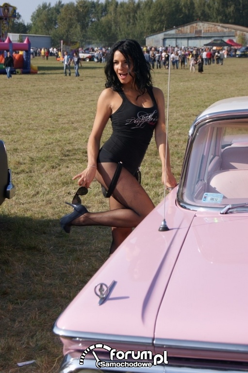 Dziewczyna i różowy Old Car