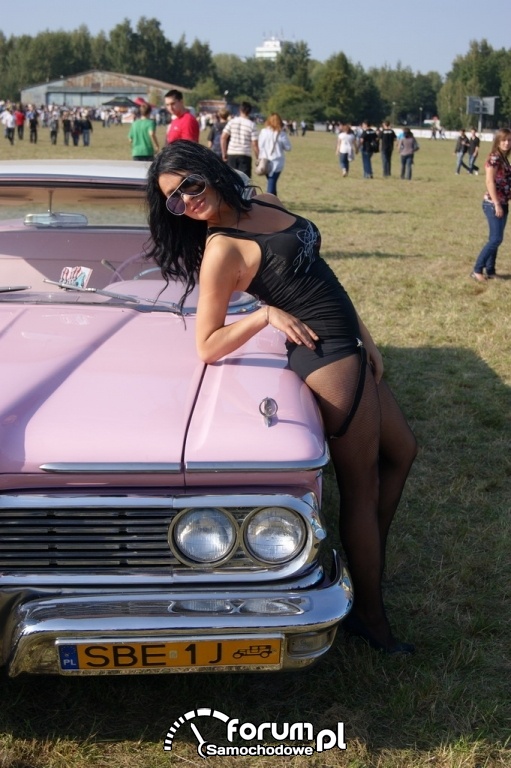 Dziewczyna i różowy Old Car