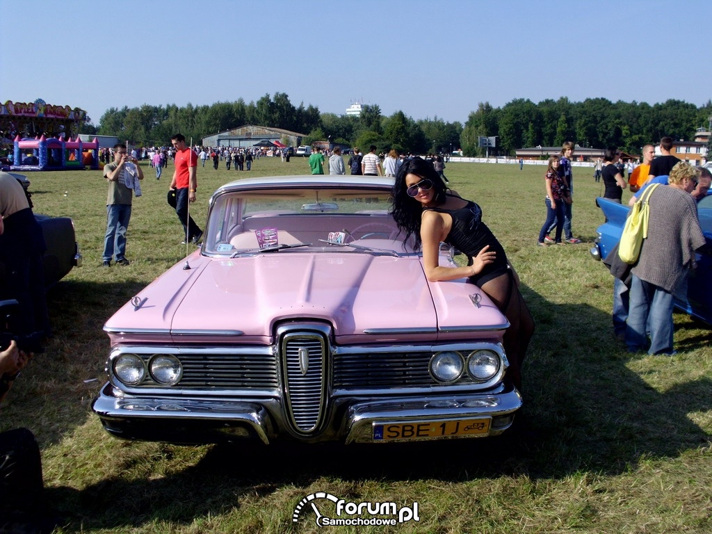 Dziewczyna i różowy Old Car
