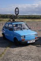 Fiat 126p z rowerem na dachu
