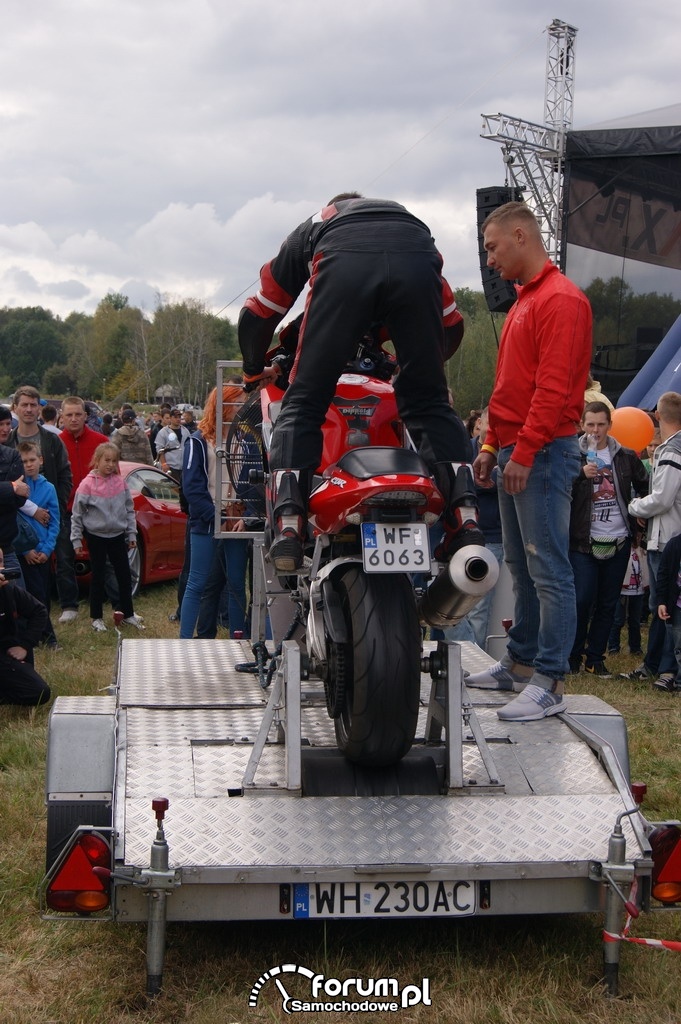 Nauka jazdy na jednym kole na motorze, symulator