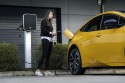 Podłączanie samochodu do ładowarki - Toyota Prius 2023