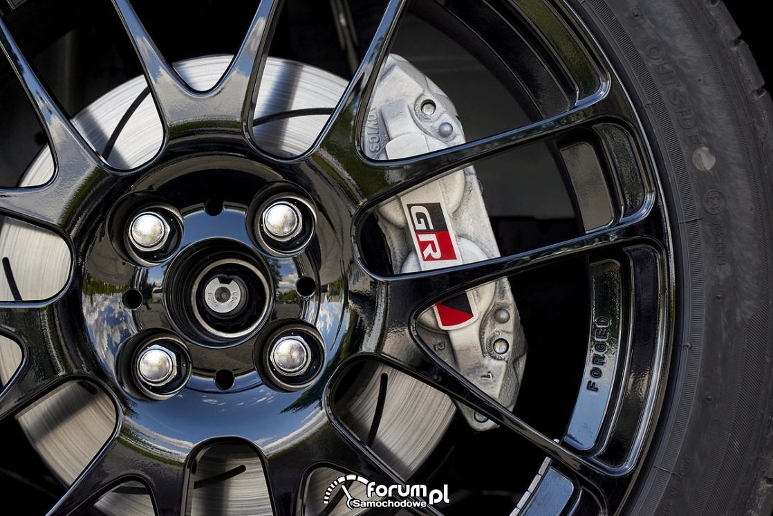 Tarcze wntylowane z zaciskami hamulcowymi, Toyota Yaris GRMN - hot hatch