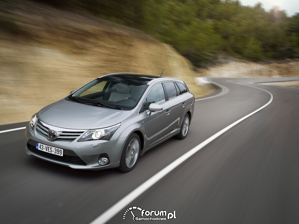 Toyota Avensis kombi 2012 widok z przodu zdjęcie