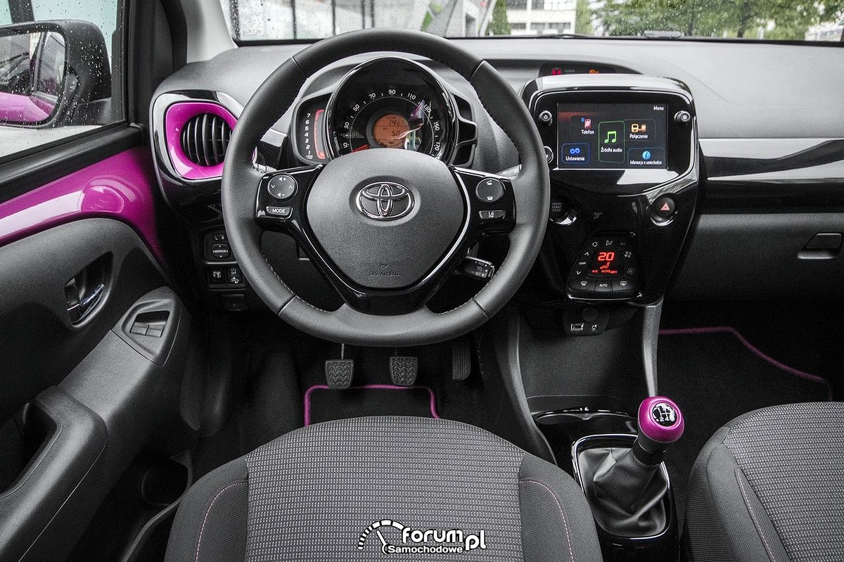 Toyota Aygo 2018, deska rozdzielcza, kierownica, konsola