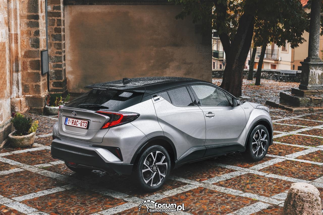 Toyota Chr Hybrid / Drive.co.uk On the road in the