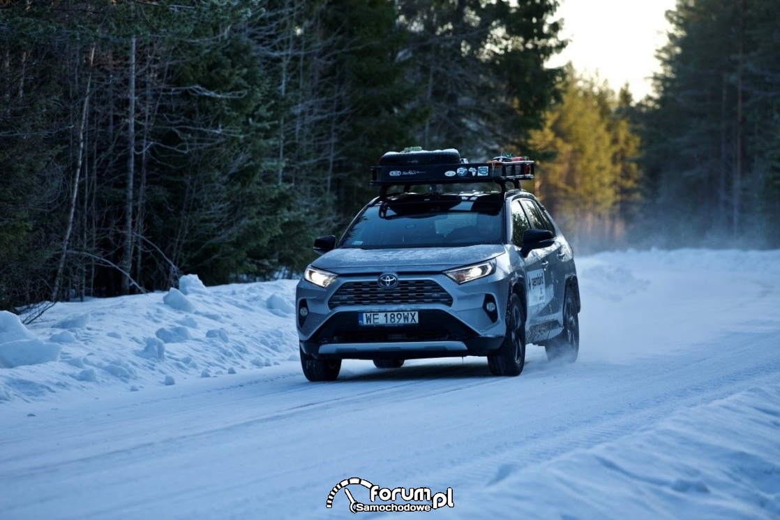 Toyota RAV4 z bagażnikiem dachowym