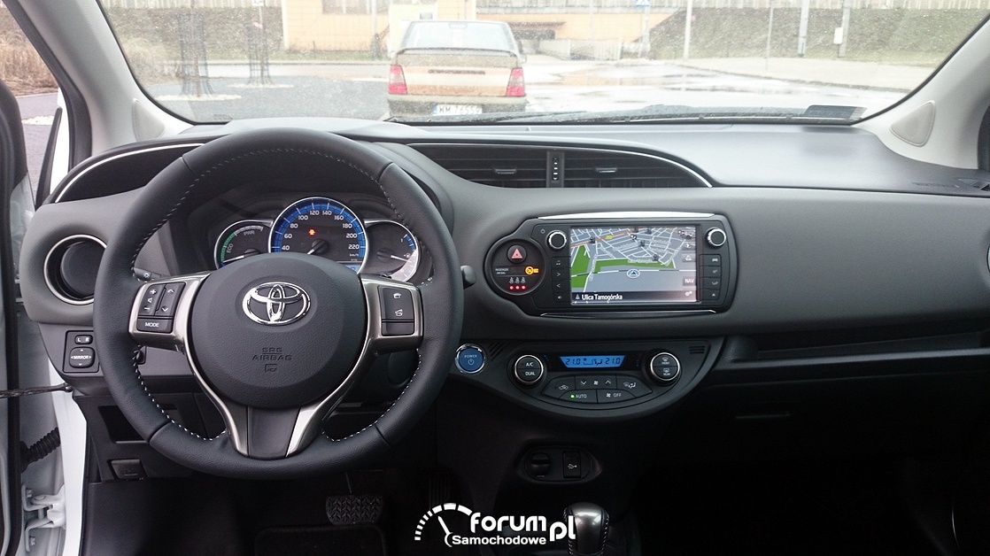 Toyota Yaris 2014, wnętrze, deska rozdzielcza