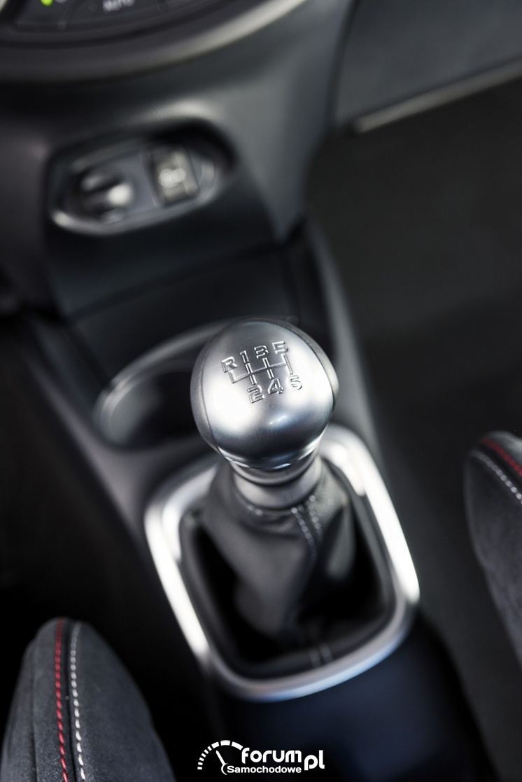 Toyota Yaris GRMN - hot hatch, drążek zmiany biegów