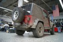 Jeep Wrangler Rubicon, cały w błocie, tył