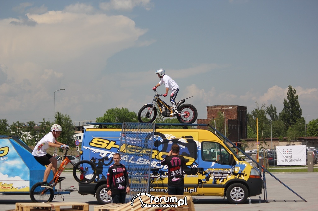 Stunt motocyklowo-rowerowy