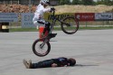 Stunt rowerowy, skok przez człowieka