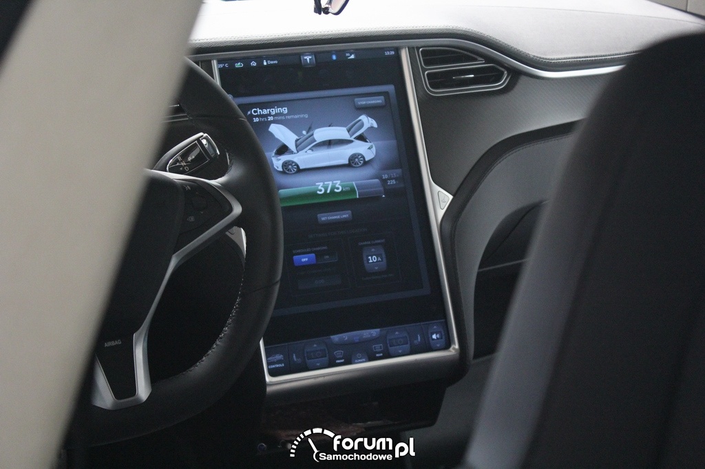 Tesla Model S, centralny duży wyświetlacz