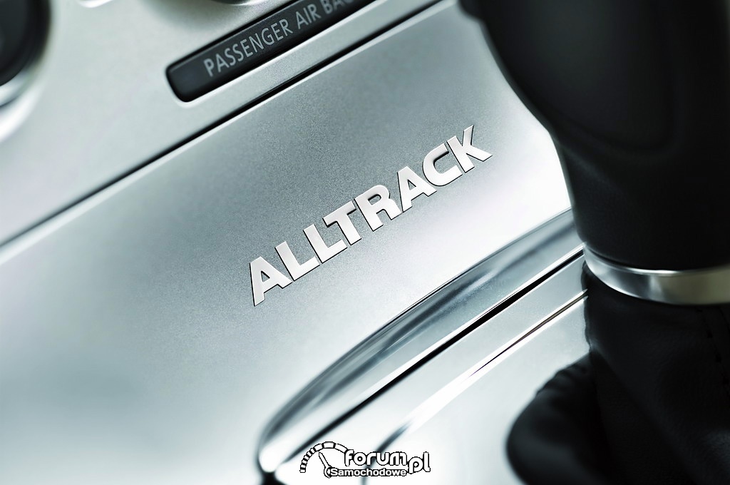 Passat Alltrack - logo na konsoli środkowej