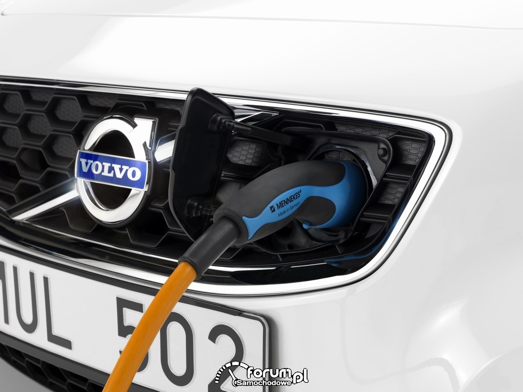 Volvo C30 Drive, gniazdo ładowania w przdnim grillu, samochód elektryczny