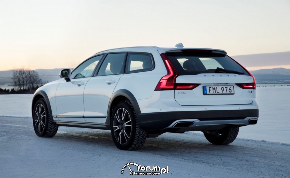 Volvo V90 Cross Country, biały tył, zima