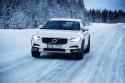 Volvo V90 Cross Country, zaśnieżona leśna droga