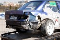 BMW, spotkanie z bandą betonową, rozbite auto