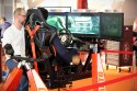 Konsola do gier z trzema monitorami i fotelem