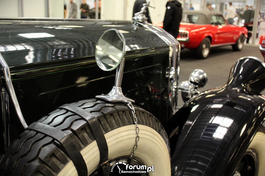 Pierce Arrow 143, 1929 rok, mocowanie lusterka do opony