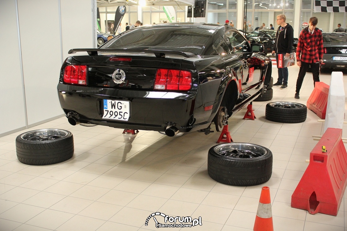 Wymiana kół, Ford Mustang GT zdjęcie Warsaw Moto Show