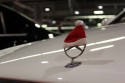 Czapka Mikołaja na znaczku mercedesa