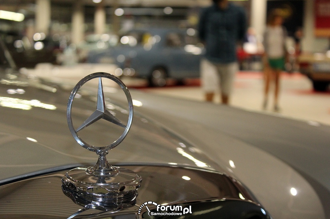 Mercedes-Benz 280SE W111, 1968 rok, gwiazda na masce