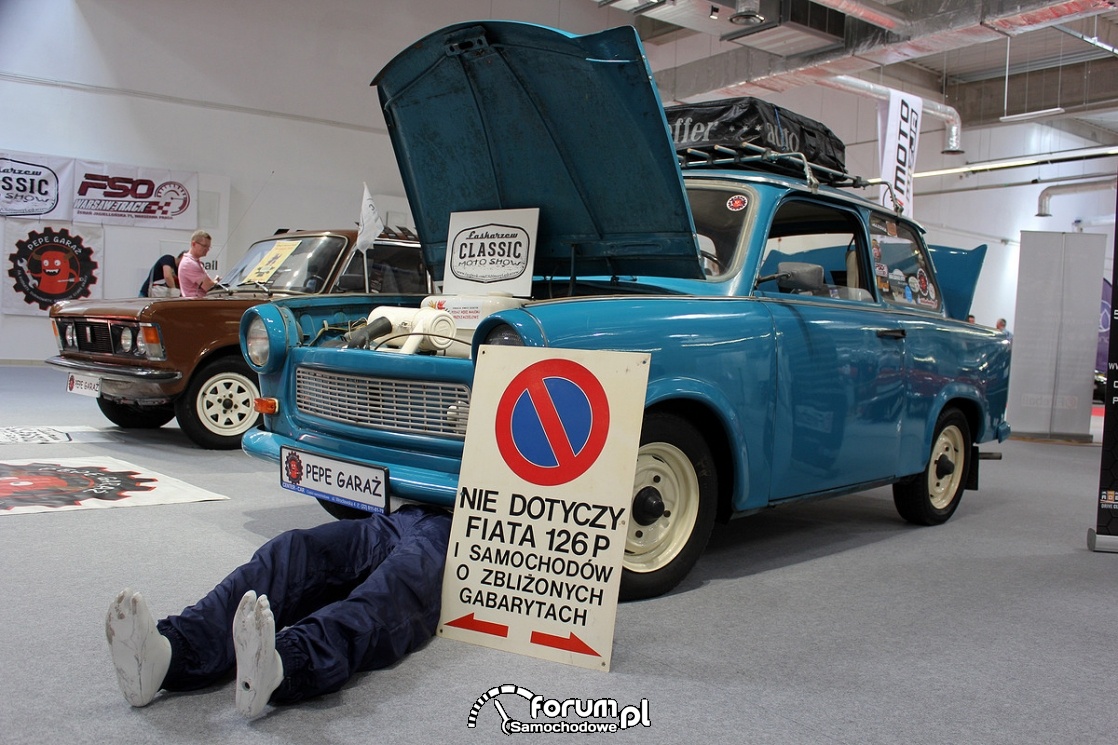 Trabant, naprawa, mechanik pod samochodem