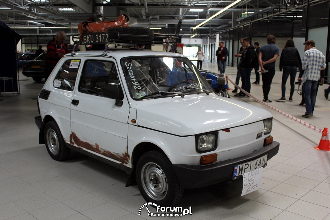 Fiat 126P z bagażnikiem dachowycm