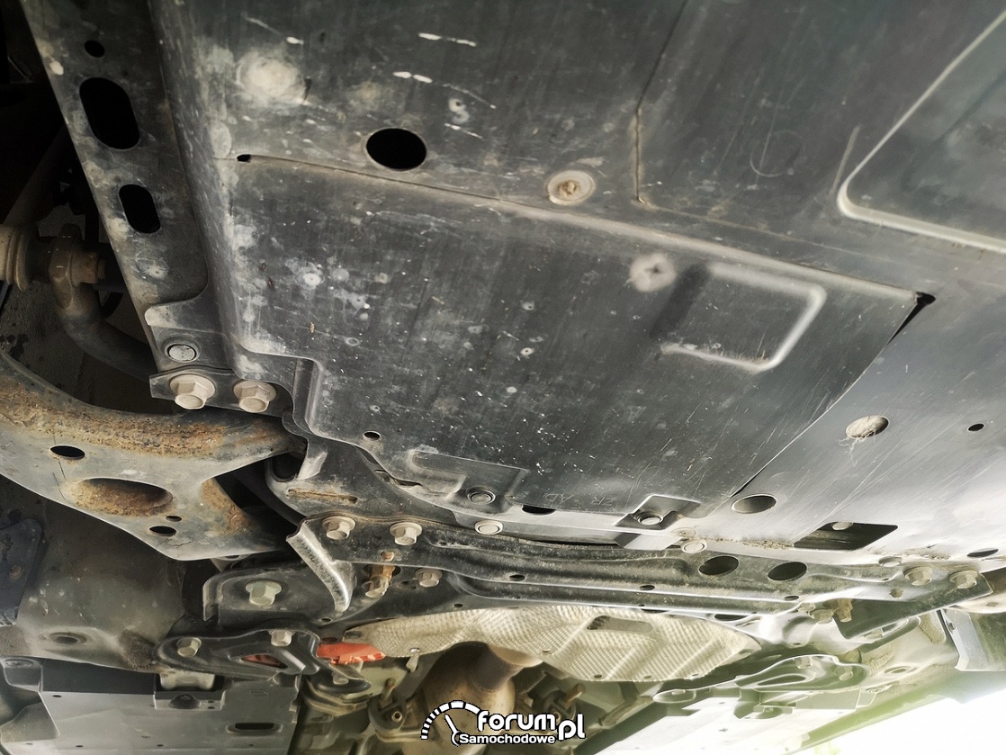 Klapka w osłonie pod silnikiem do spuszczania oleju i wymiany filtra oleju w silniku - Toyota Auris 1.8 Hybrid