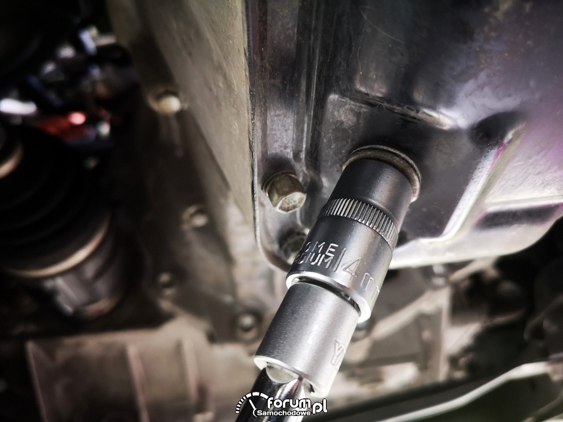 Odkręcanie korka spustu oleju z silnika - Toyota Auris 1.8 Hybrid