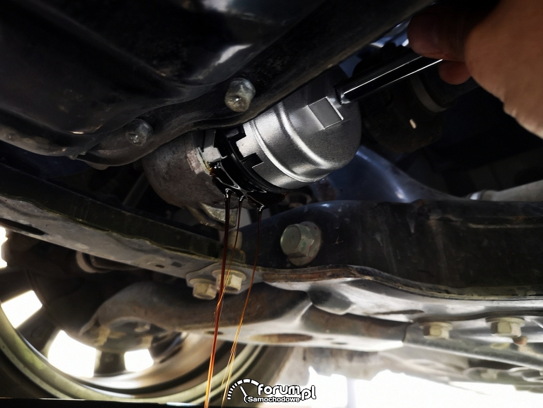Odkręcanie obudowy filtra oleju za pomocą dedykowanego klucza - Toyota Auris 1.8 Hybrid